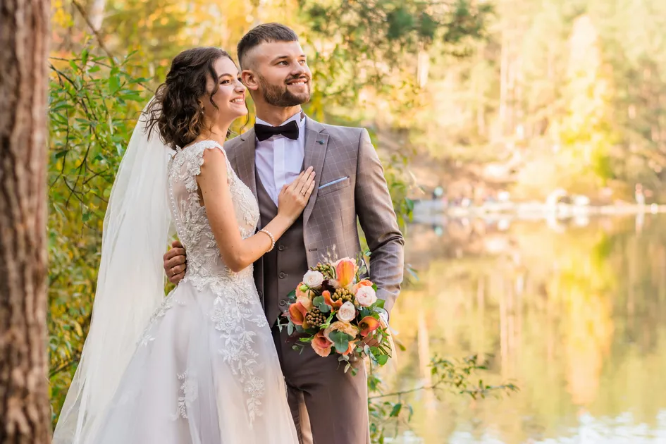 Düğün salonunda ilk dansını yapan gelin ve damat, düğün dansı sırasında yakın duruşta