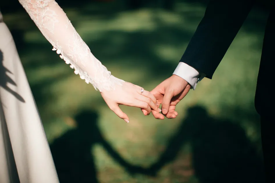 İlk dans sırasında doğru duruşla dans eden gelin ve damat, damadın eli gelinin sırtında